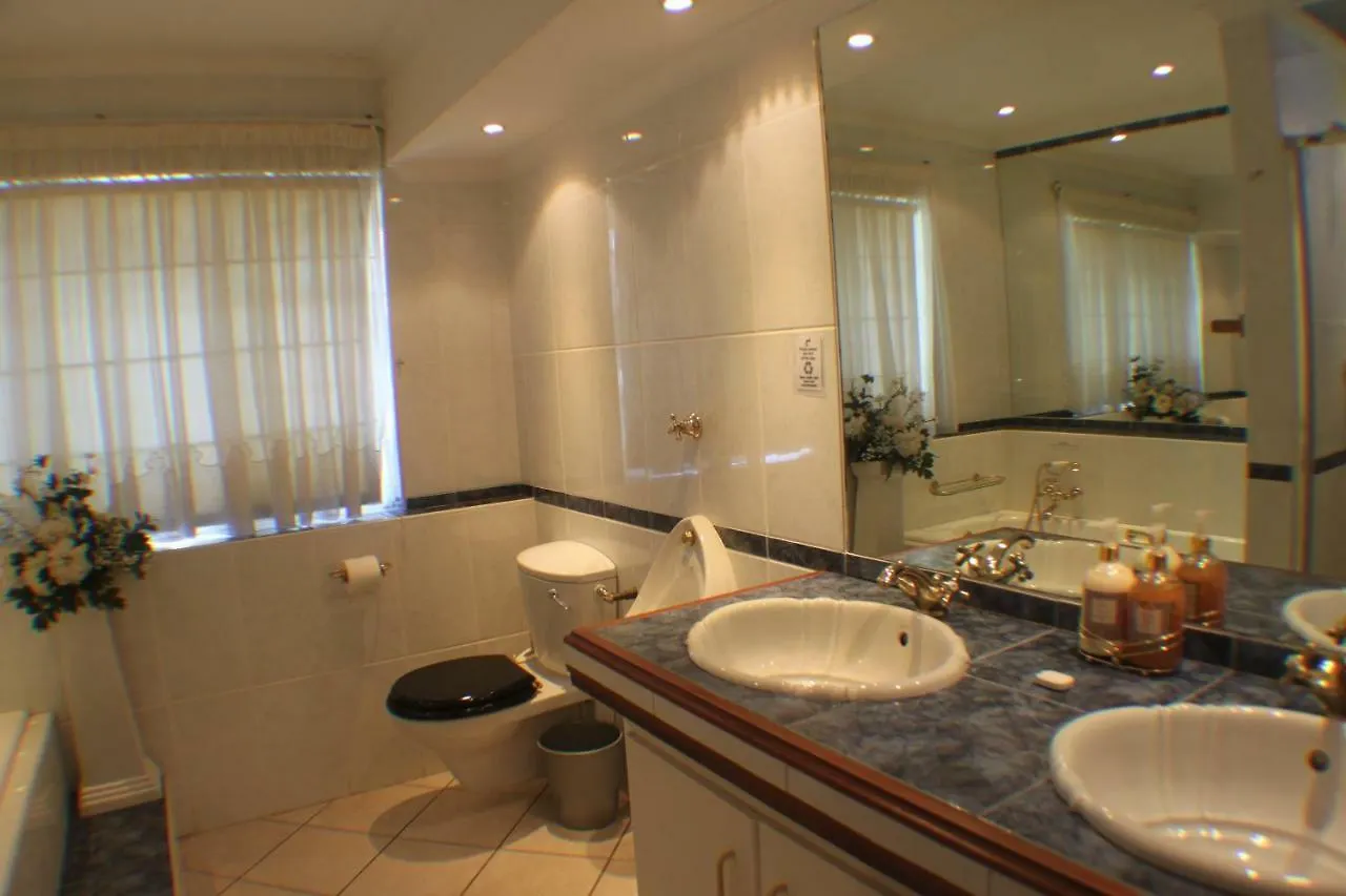 Charming Lodge In City Bowl, Close Enough To The Action But Peaceful And Quiet. Le Cap